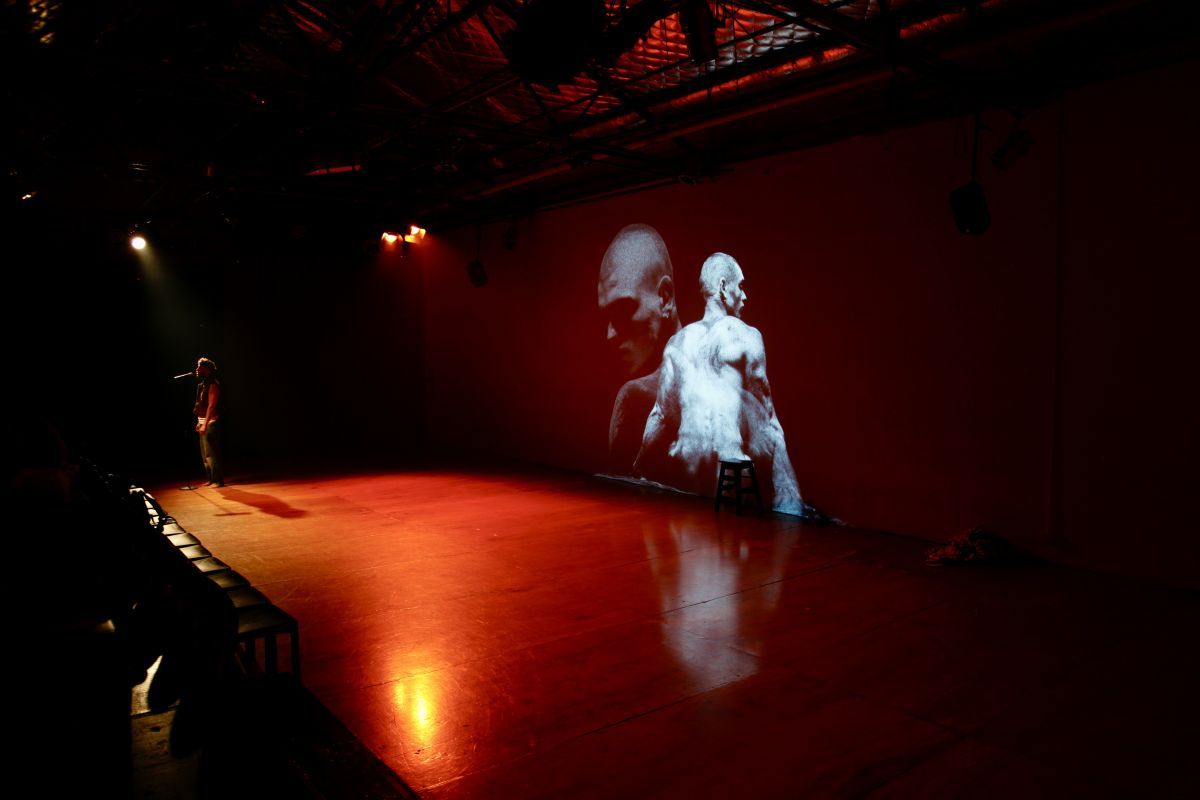 Crítica de “En mitad de tanto fuego”: Tantanian  y Victorio D'Alessandro convierten la épica en un manifiesto queer