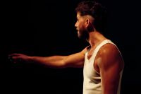 Crítica de “En mitad de tanto fuego”: Tantanian  y Victorio D'Alessandro convierten la épica en un manifiesto queer