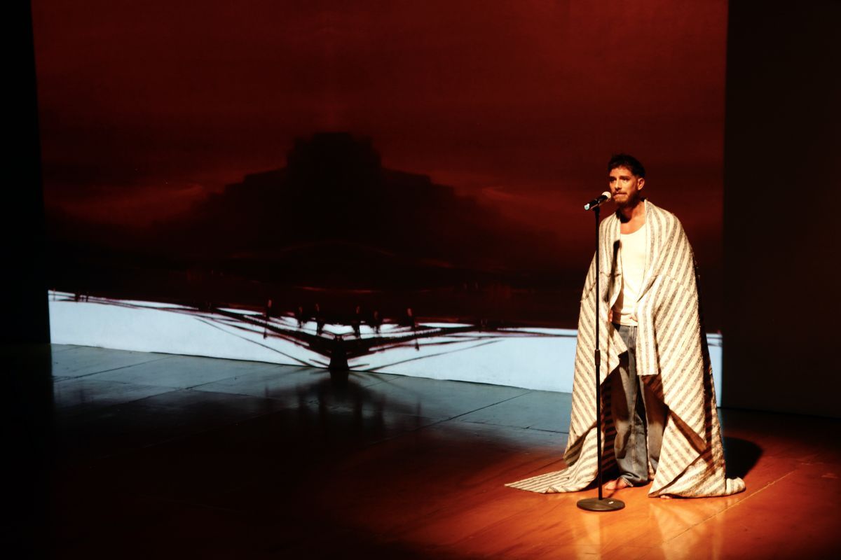 Crítica de “En mitad de tanto fuego”: Tantanian  y Victorio D'Alessandro convierten la épica en un manifiesto queer