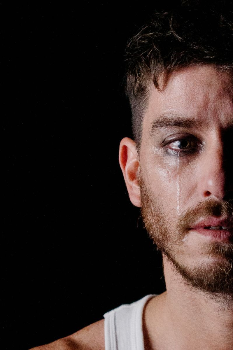 Crítica de “En mitad de tanto fuego”: Tantanian  y Victorio D'Alessandro convierten la épica en un manifiesto queer