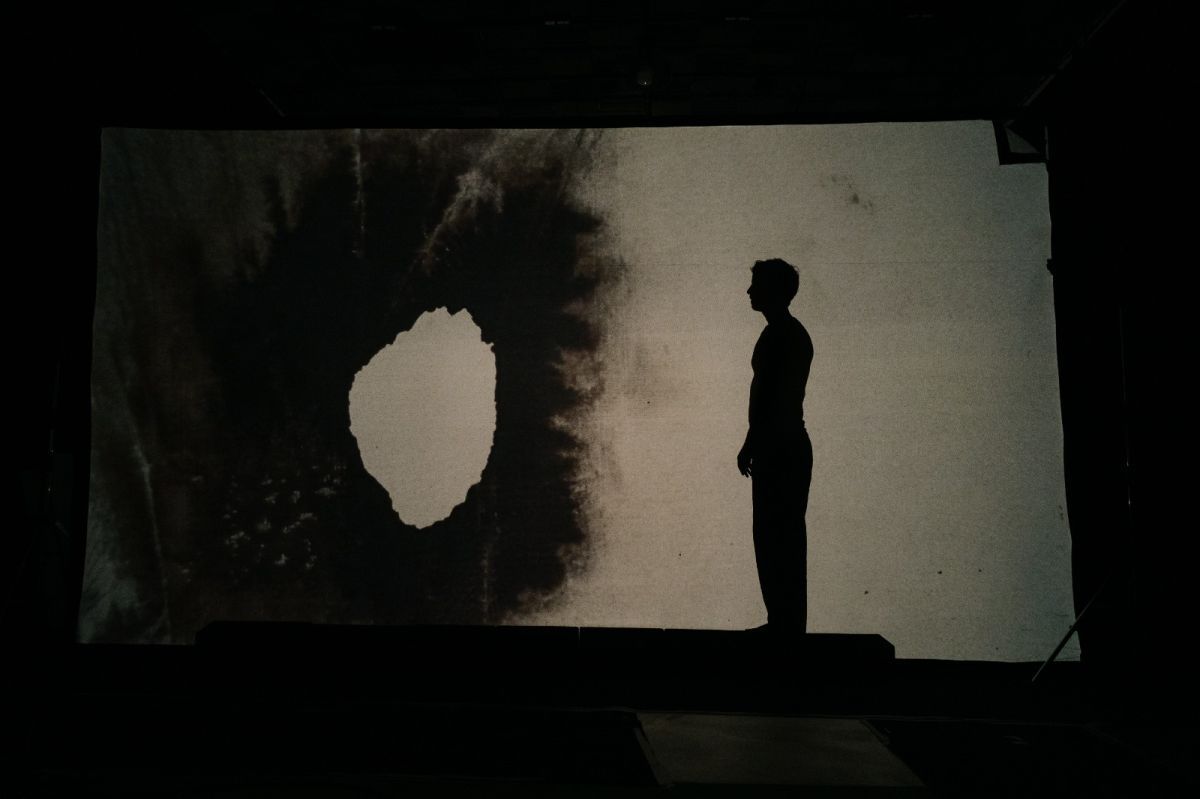 Crítica de “En mitad de tanto fuego”: Tantanian  y Victorio D'Alessandro convierten la épica en un manifiesto queer