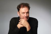 Benjamín Ávila detrás de “La mujer de la fila”, la impactante historia del amor de una madre sin límites