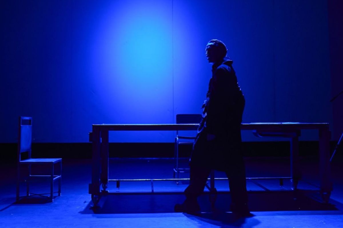 Crítica de “Mi vida anterior”: Dennis Smith y el cuerpo como archivo de una historia inconclusa