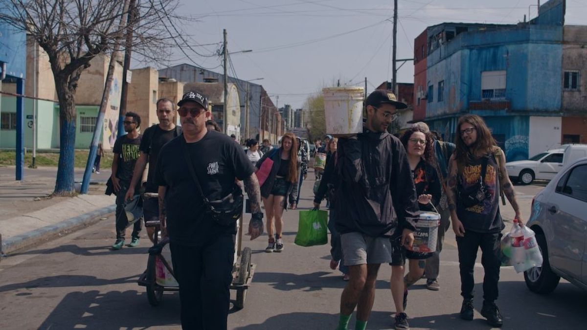 Crítica de "Pintó la Isla": el documental que transforma Isla Maciel en un museo a cielo abierto