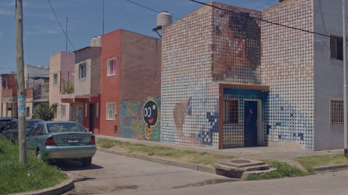 Crítica de "Pintó la Isla": el documental que transforma Isla Maciel en un museo a cielo abierto