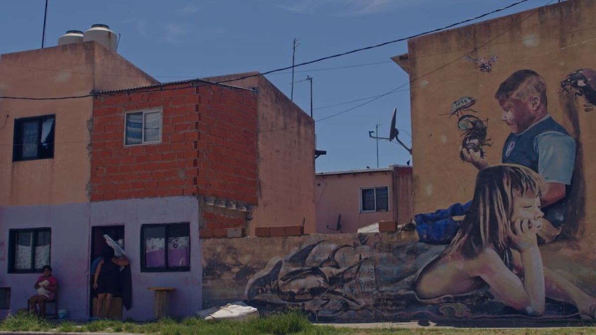 Crítica de "Pintó la Isla": el documental que transforma Isla Maciel en un museo a cielo abierto