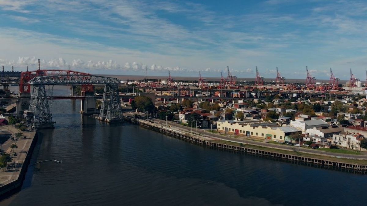 Crítica de "Pintó la Isla": el documental que transforma Isla Maciel en un museo a cielo abierto