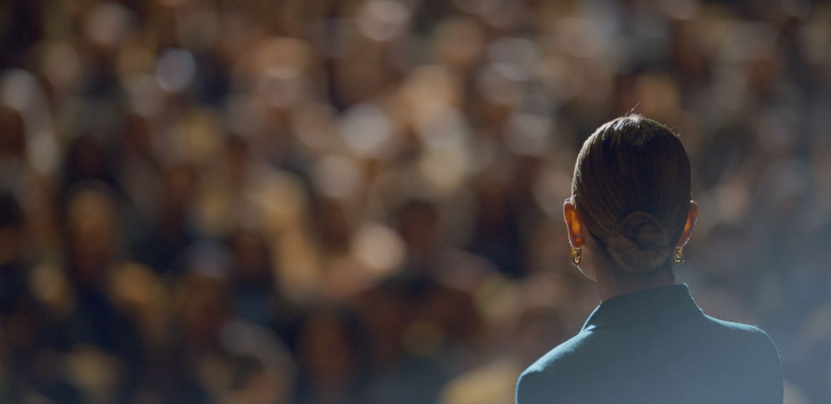 Crítica de "Match: La reina de las apps de citas": Lily James es la fundadora de Tinder y Bumble