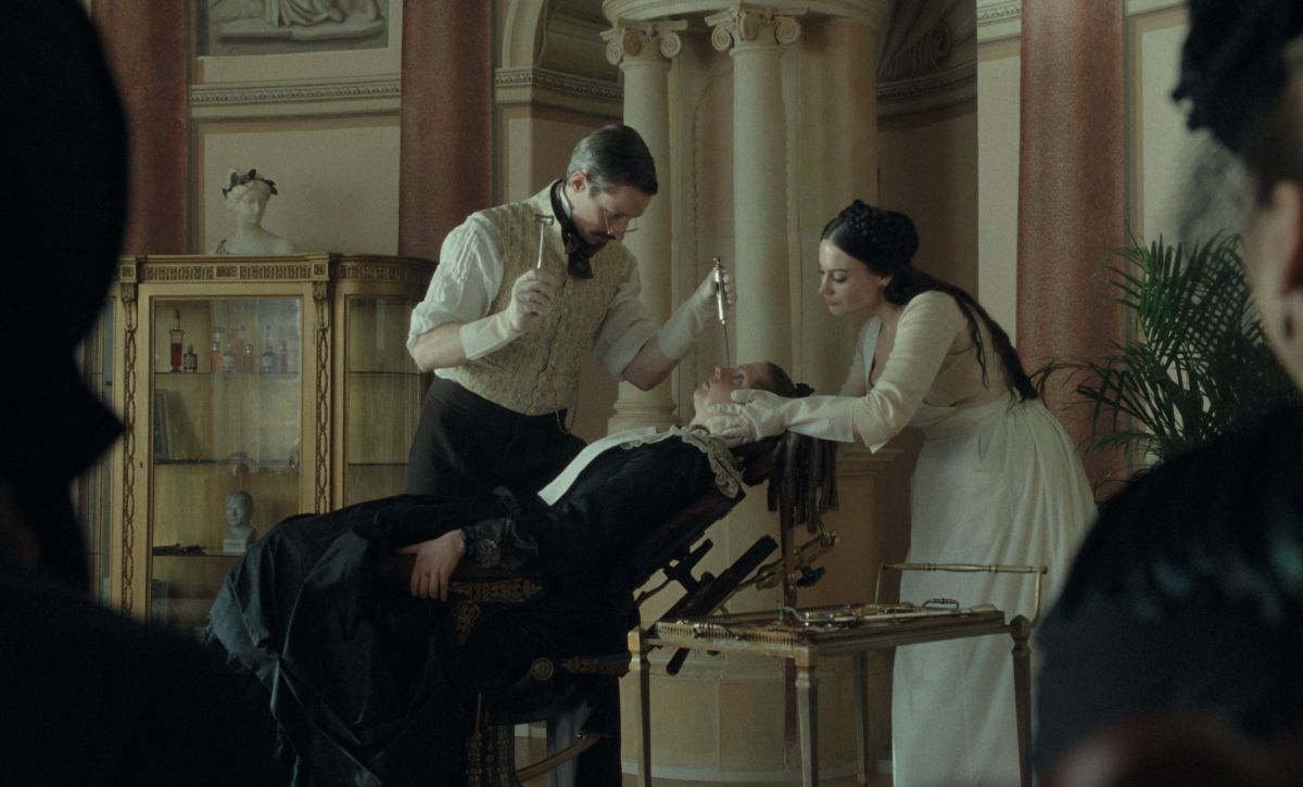 Crítica de “La hermanastra fea”: La fascinante versión 'body horror' de La Cenicienta