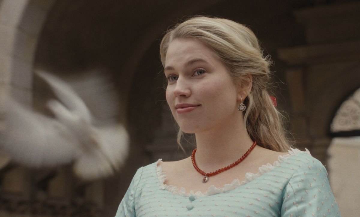 Crítica de “La hermanastra fea”: La fascinante versión 'body horror' de La Cenicienta