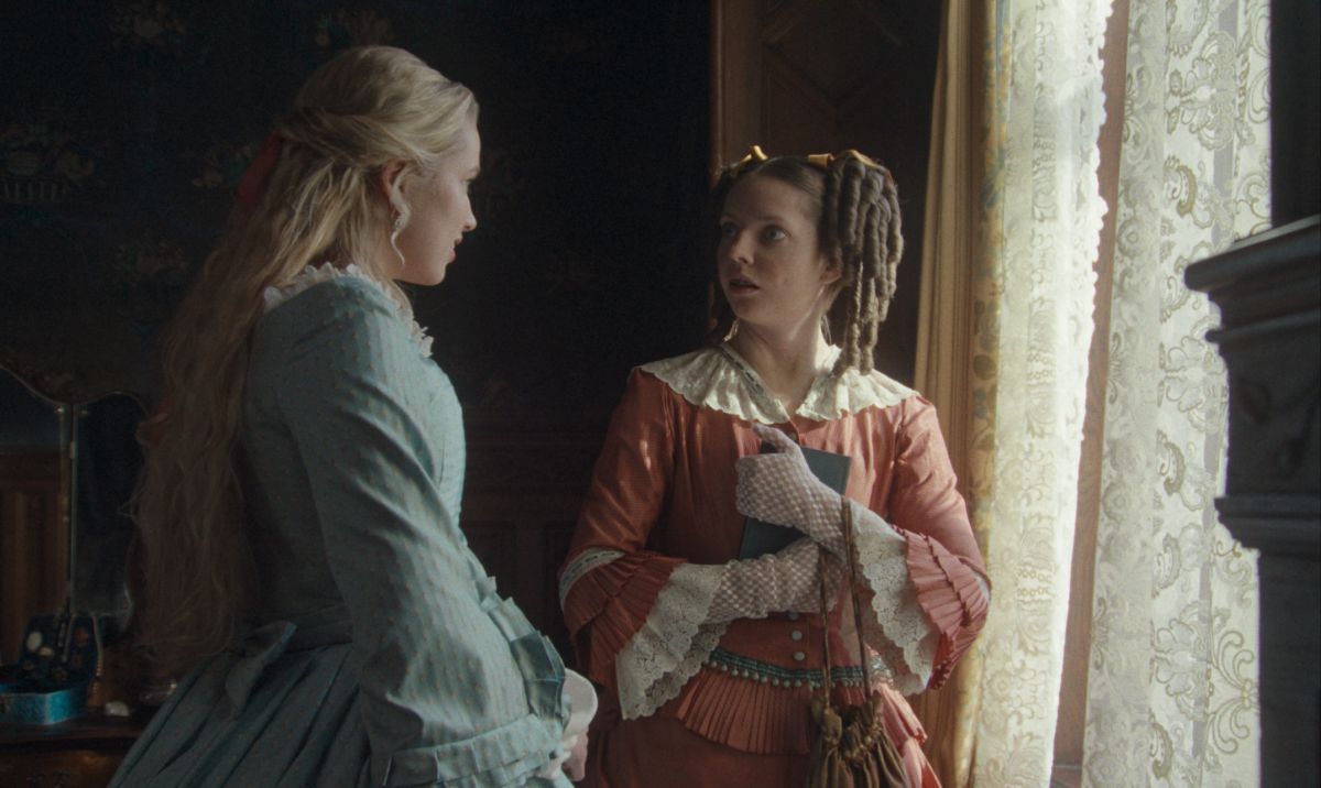 Crítica de “La hermanastra fea”: La fascinante versión 'body horror' de La Cenicienta