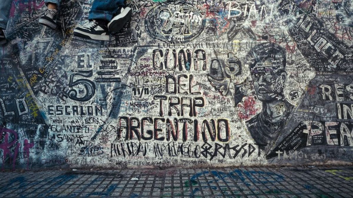 Crítica de "Rockstar: DUKI desde el fin del mundo": música urbana, identidad y consagración colectiva