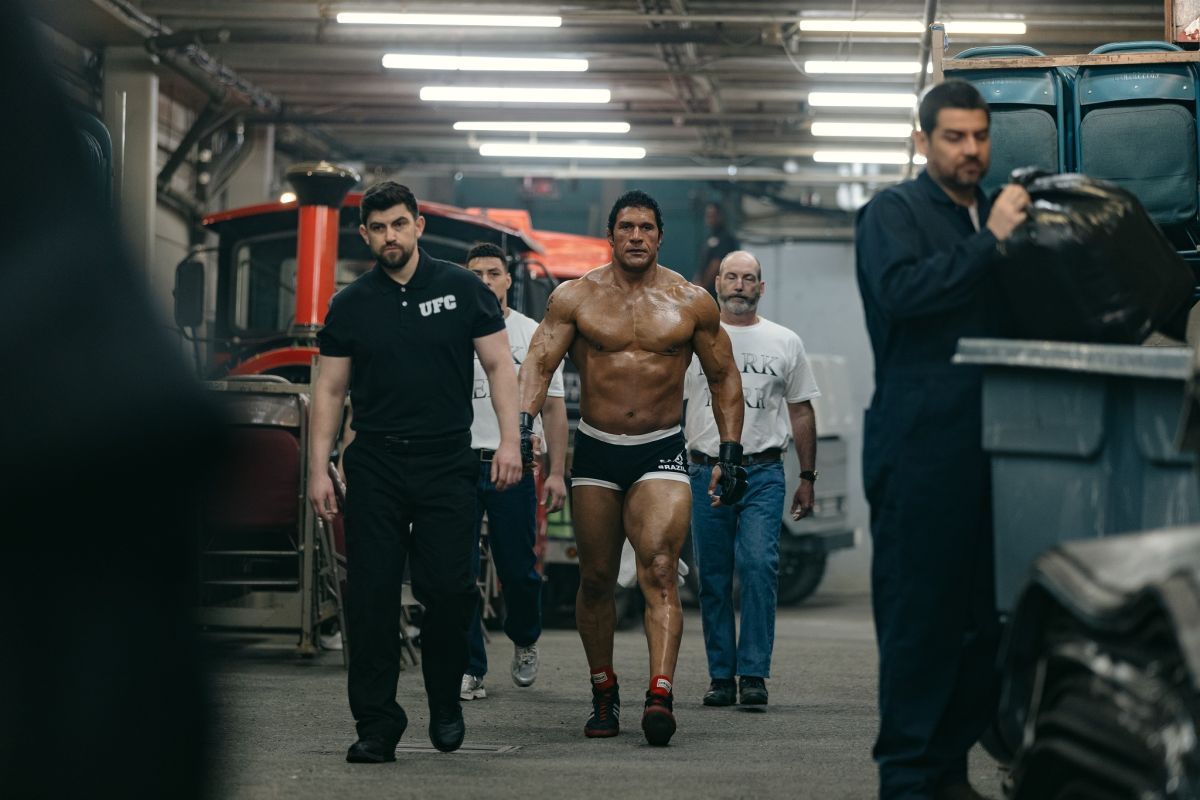 Crítica de “La Máquina: The Smashing Machine”: Dwayne Johnson y su búsqueda de conquistar el cine indie