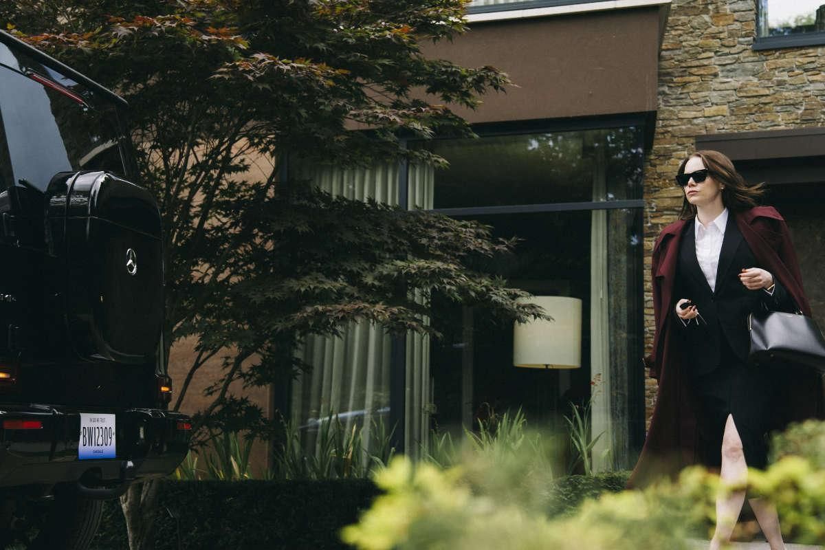 Crítica de “Bugonia”: Yorgos Lanthimos enfrenta la paranoia digital en su película más predecible