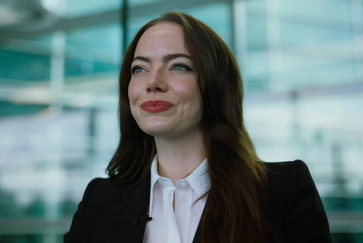 Crítica de “Bugonia”: Yorgos Lanthimos enfrenta la paranoia digital en su película más predecible