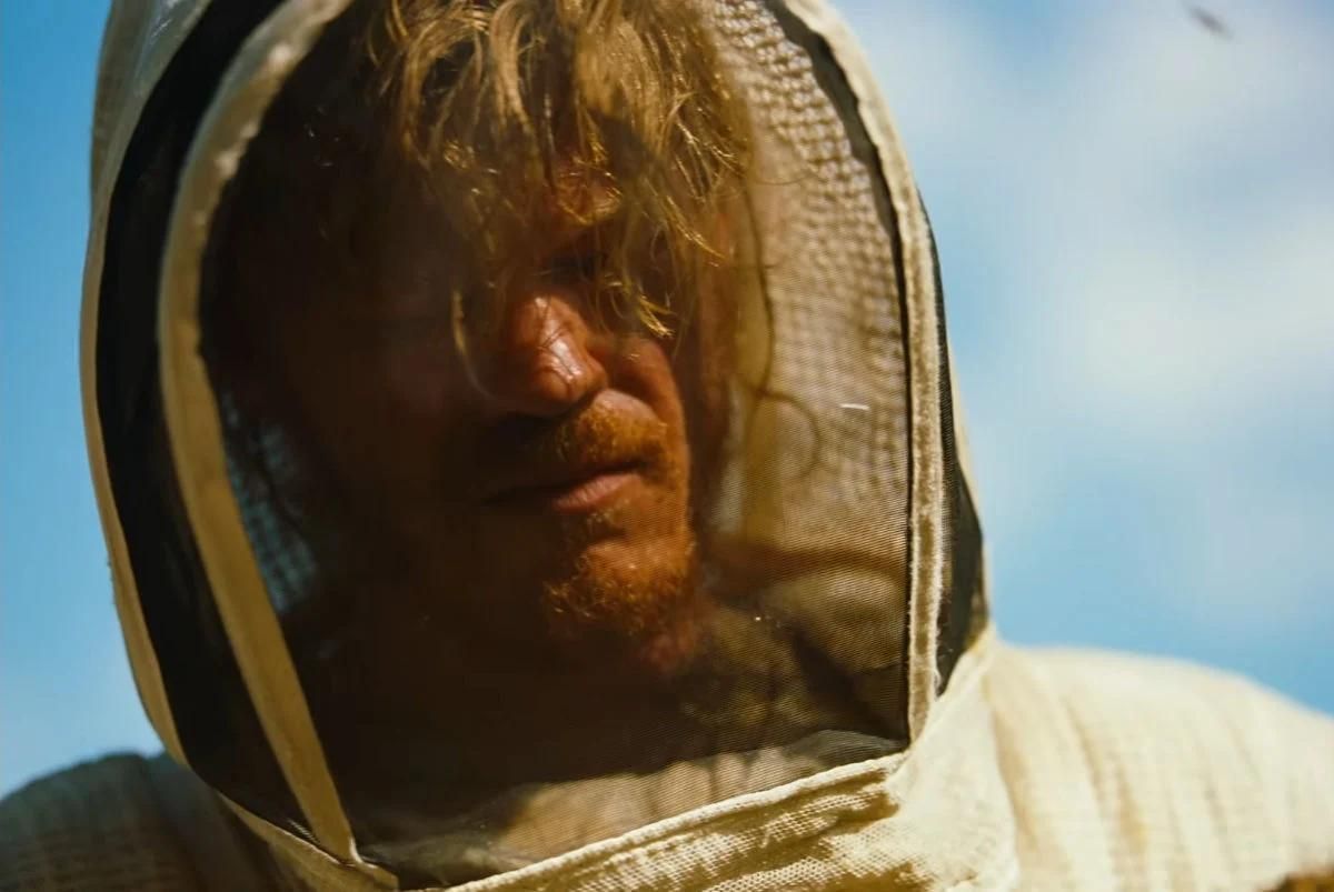 Crítica de “Bugonia”: Yorgos Lanthimos enfrenta la paranoia digital en su película más predecible