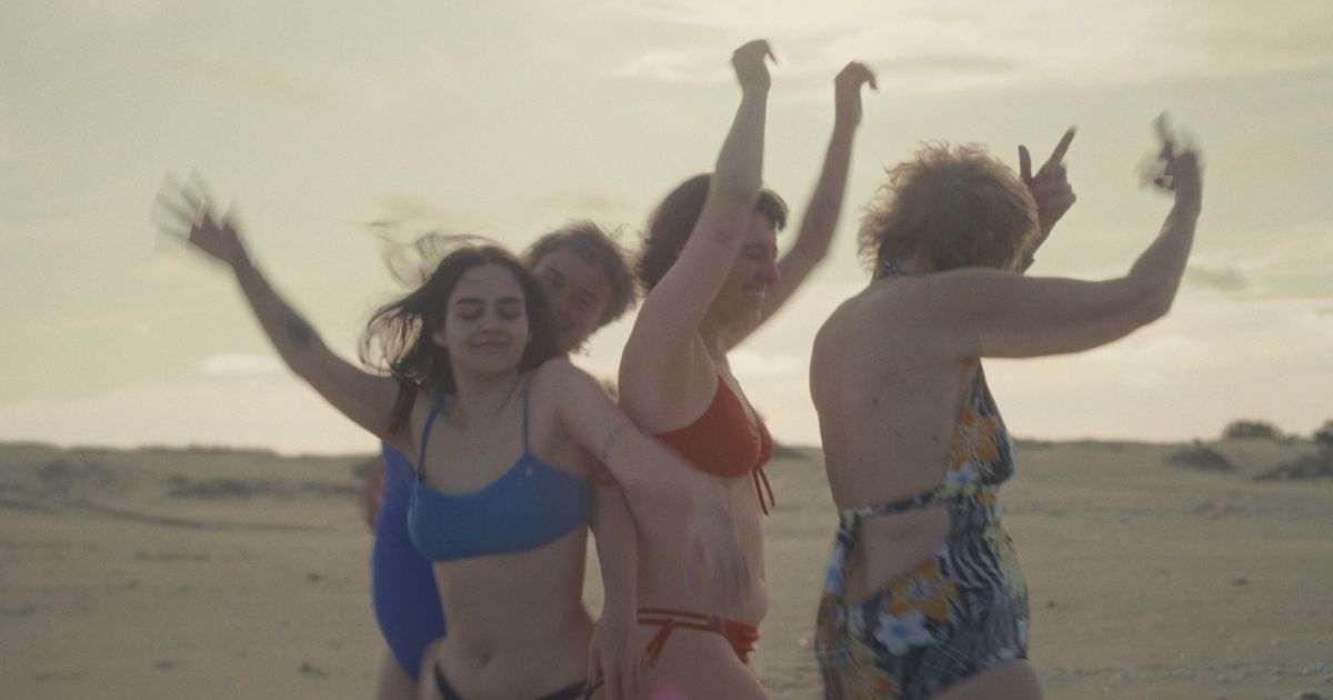 Crítica de “Entre reinas”: Male Fainsod y el espejo de los cuerpos, las coronas y el poder