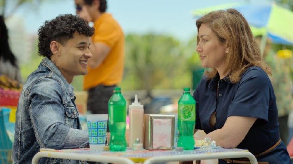 Crítica de "Sin Frenos": la sitcom chilena que mezcla risa y tensiones sociales