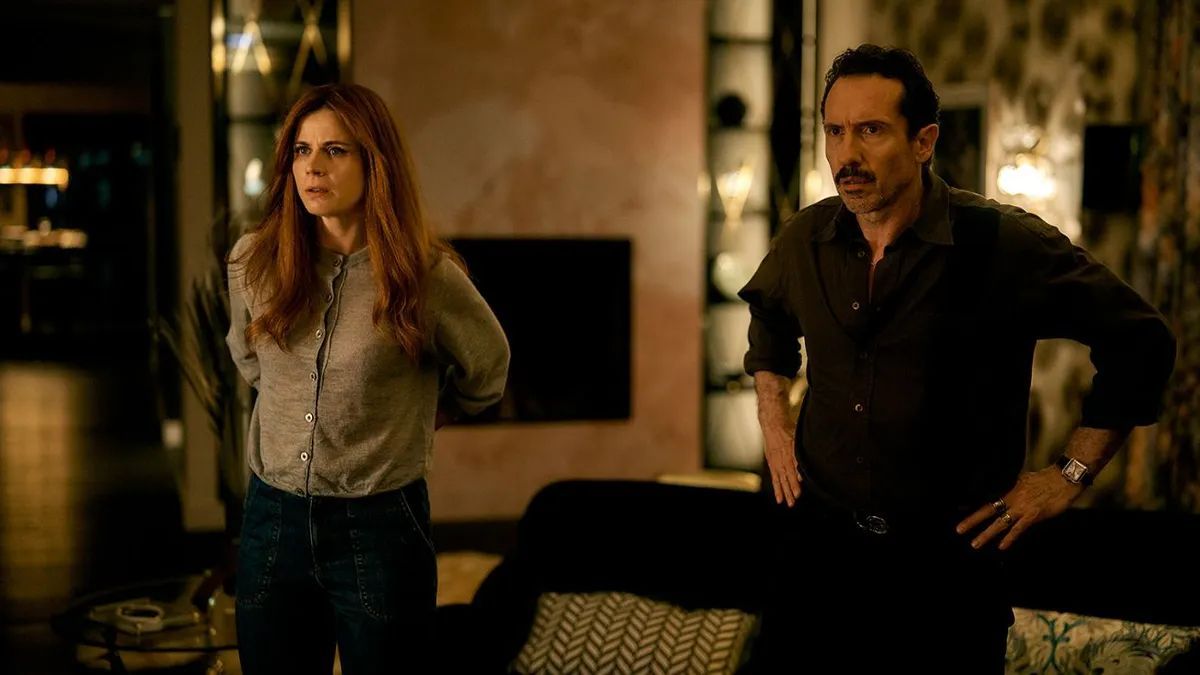 Crítica de “El imperio de Ámsterdam”: divorcio, cannabis y ambición en una comedia negra sobre el poder