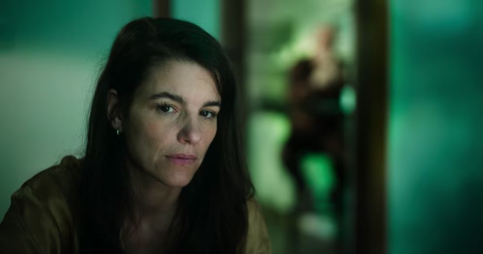 Crítica de "El Portal": Mariano Argento y el encierro como espejo del miedo a través de la historia argentina