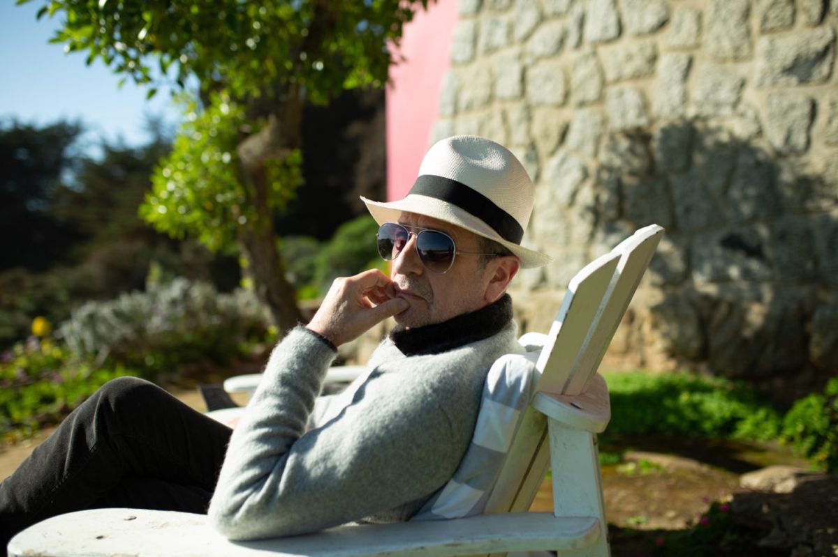 Crítica de “Isla Negra”: Jorge Riquelme Serrano transforma el suspenso doméstico en alegoría social