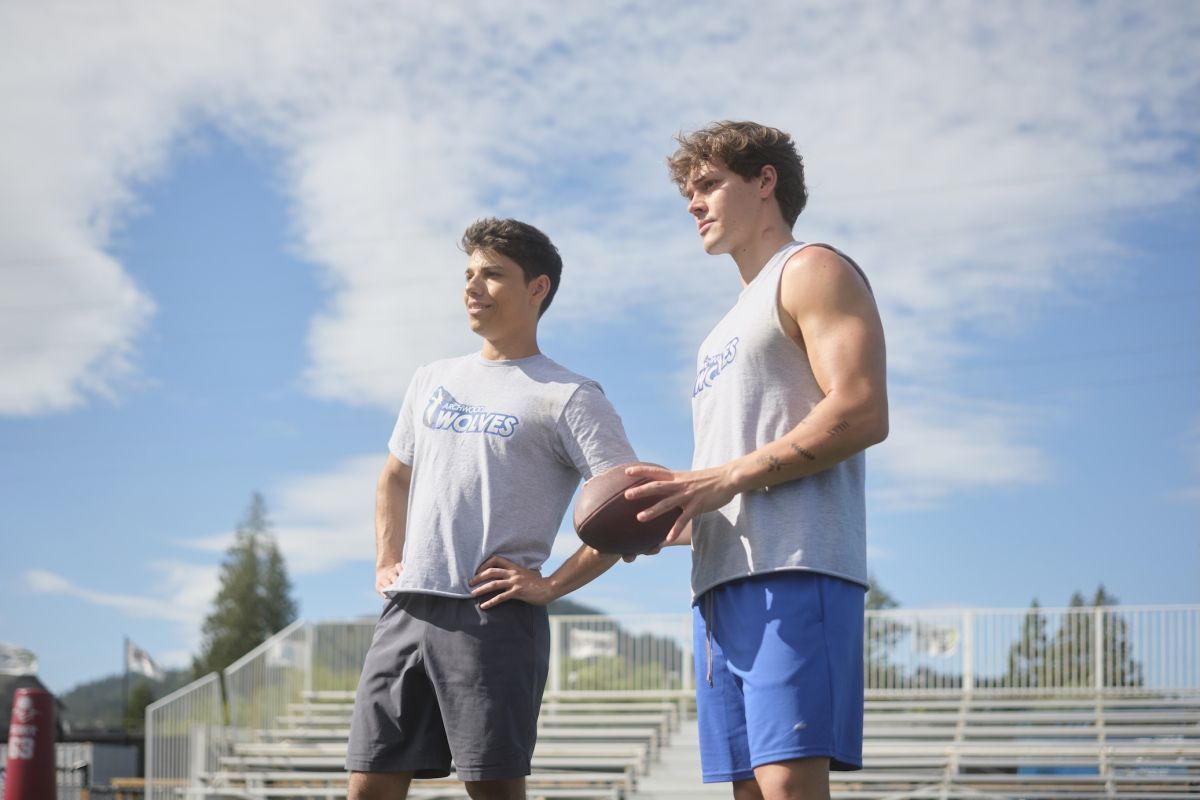 Crítica de “Amor fuera de tiempo”: Noah Beck y Siena Agudong en un romance repleto de clichés