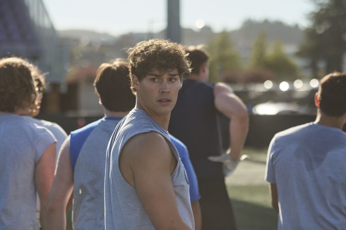 Crítica de “Amor fuera de tiempo”: Noah Beck y Siena Agudong en un romance repleto de clichés