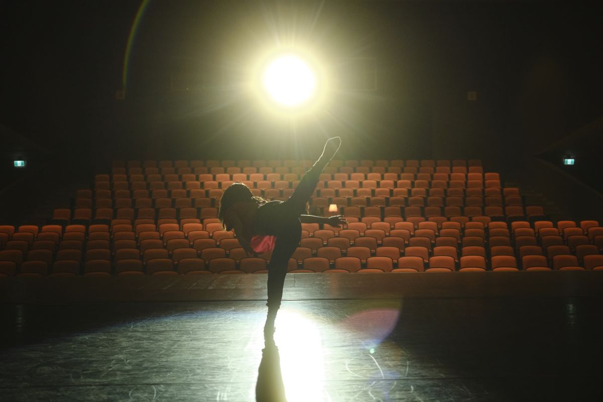 Crítica de “Amor fuera de tiempo”: Noah Beck y Siena Agudong en un romance repleto de clichés