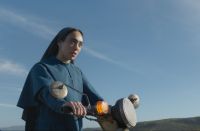 Crítica de "Oca": Karla Badillo  y una road movie que cuestiona la fe