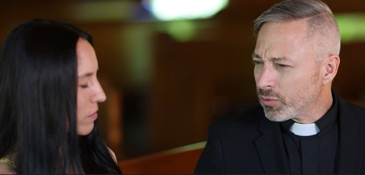 Crítica de "The Kiss of a Vampire": Terror, erotismo y cine clase B