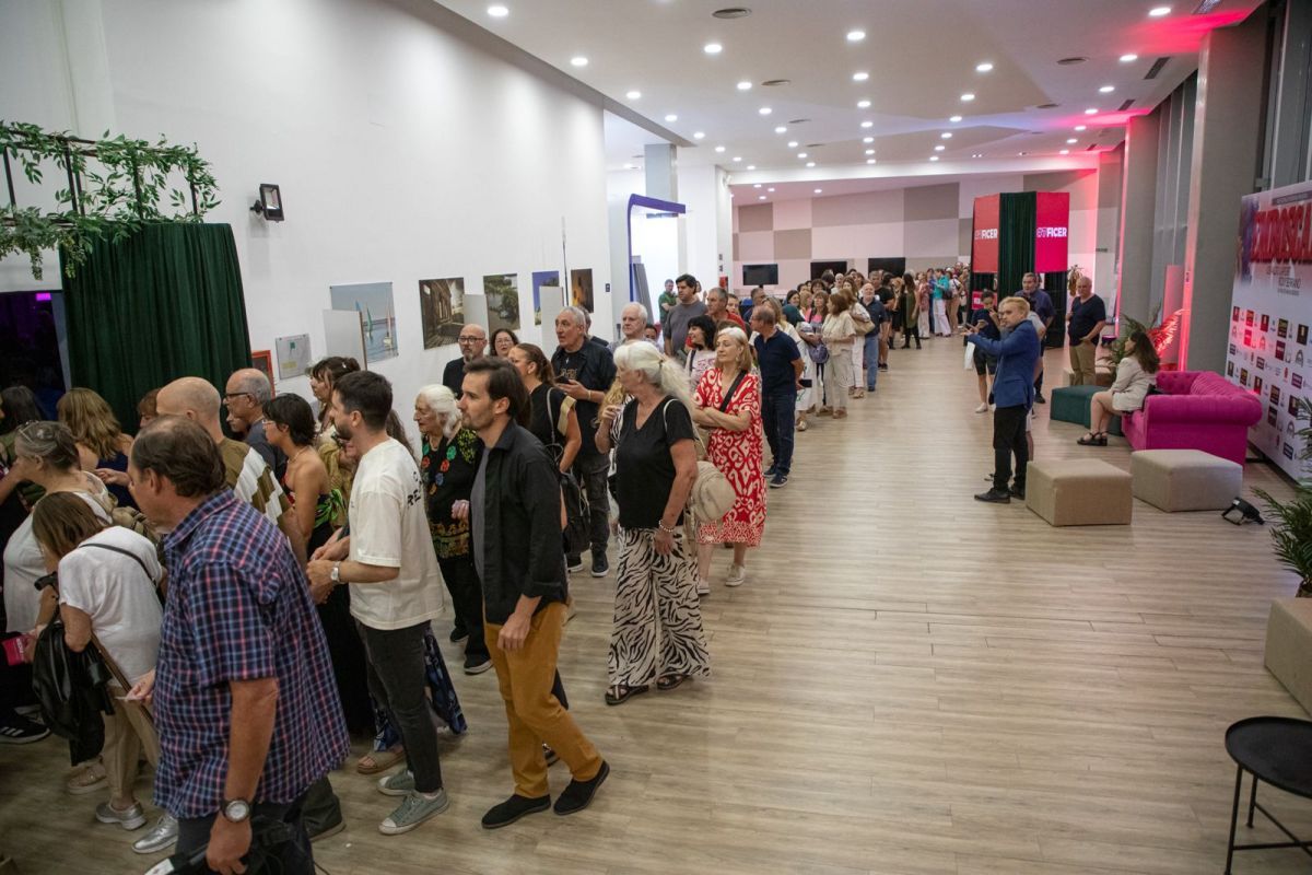 Paraná, ciudad de espectadores: crónica de una noche en la que no alcanzaron las butacas del FICER