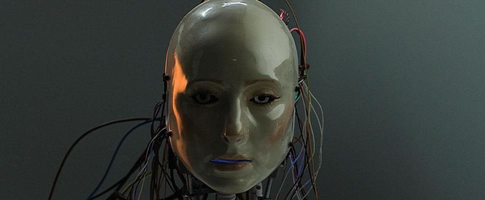 Crítica de “Singular”: duelo, inteligencia artificial y el límite de lo humano
