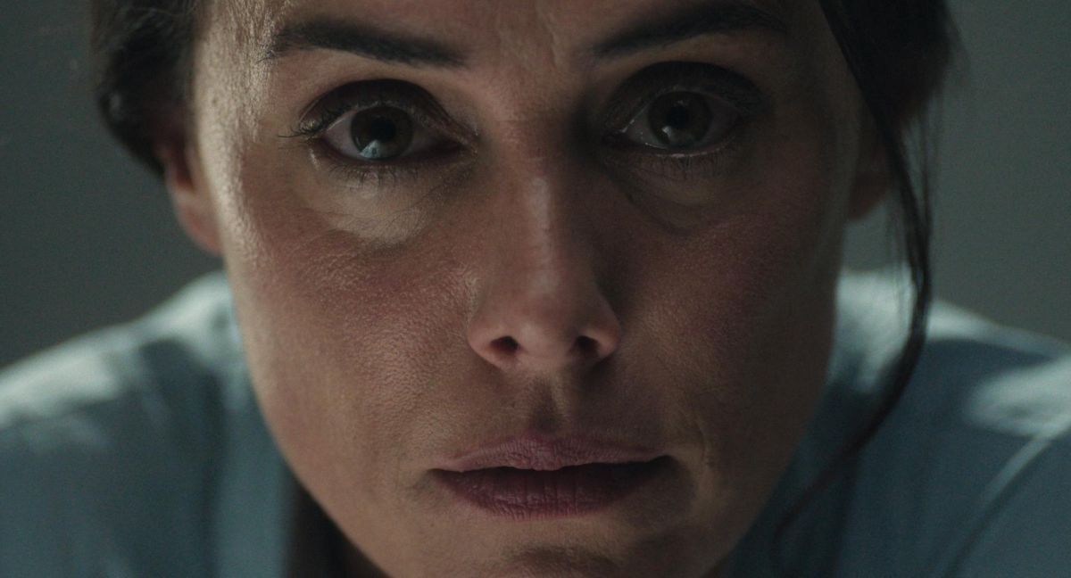 Crítica de “Singular”: duelo, inteligencia artificial y el límite de lo humano