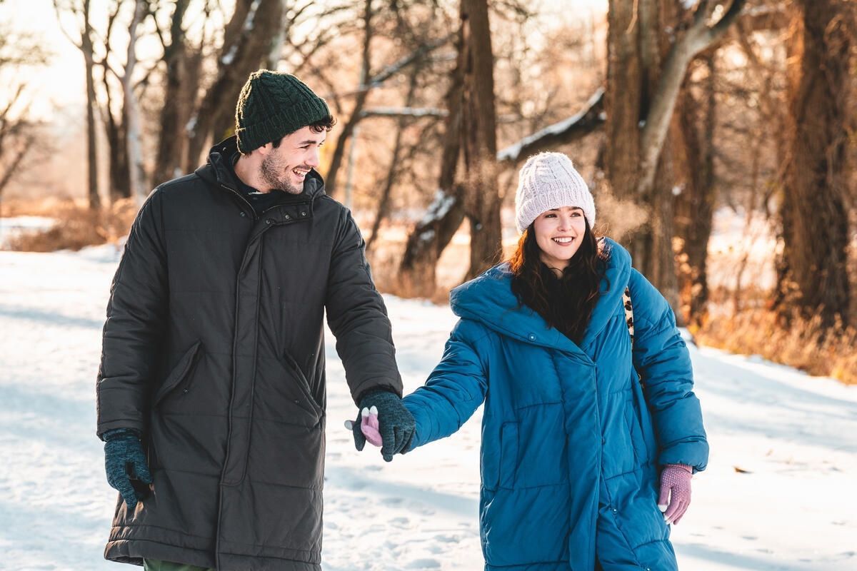 Crítica: “Beso de tres”: Zoey Deutch y un trío que se sale de control