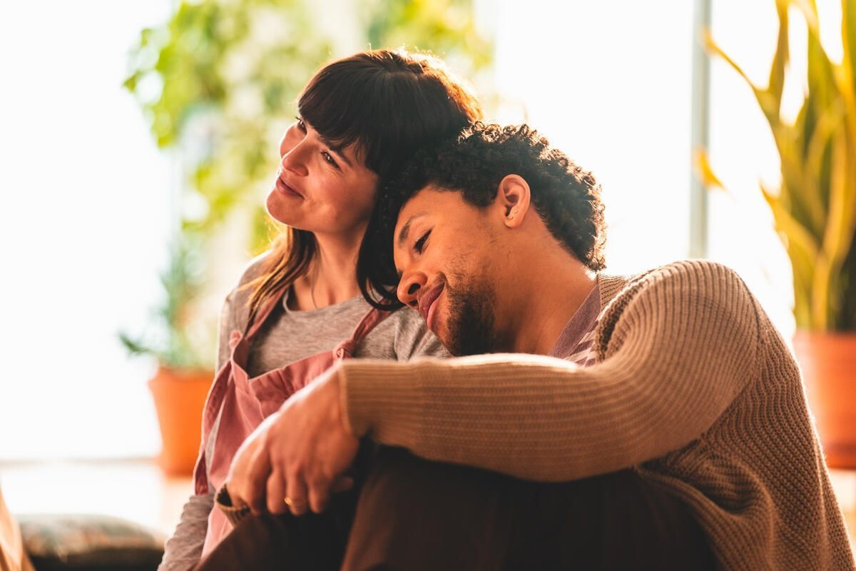 Crítica: “Beso de tres”: Zoey Deutch y un trío que se sale de control