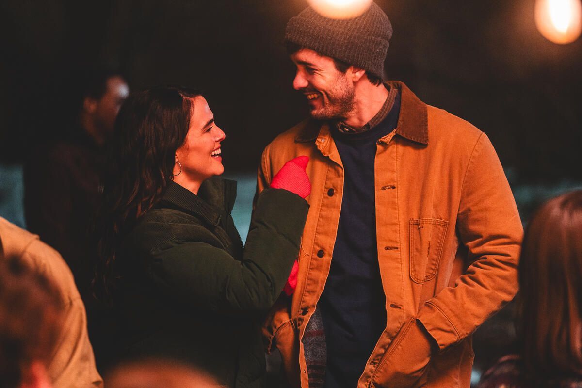 Crítica: “Beso de tres”: Zoey Deutch y un trío que se sale de control