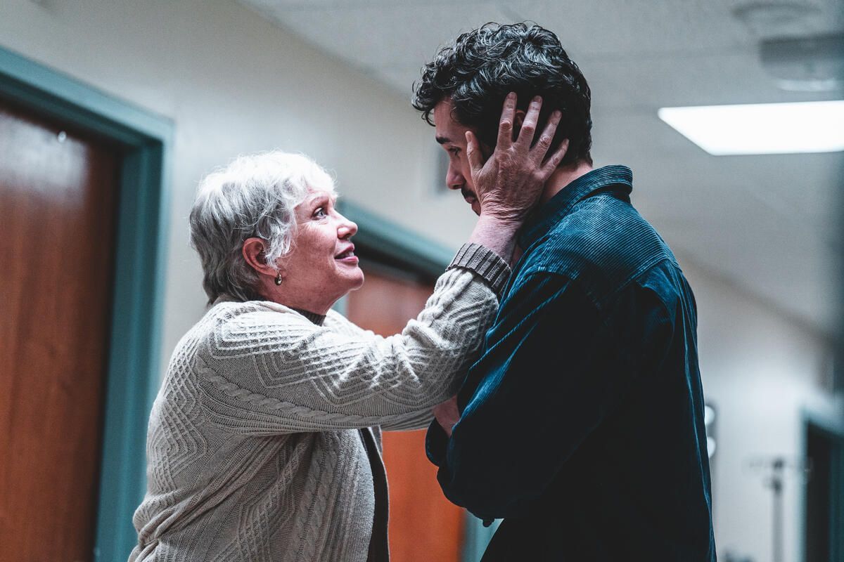 Crítica: “Beso de tres”: Zoey Deutch y un trío que se sale de control