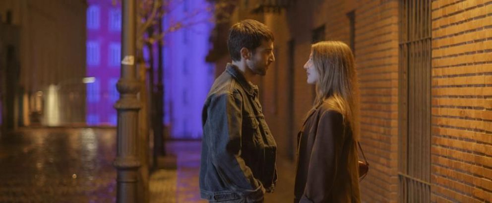 Crítica de "La agencia": una adaptación que reproduce el molde de la versión original