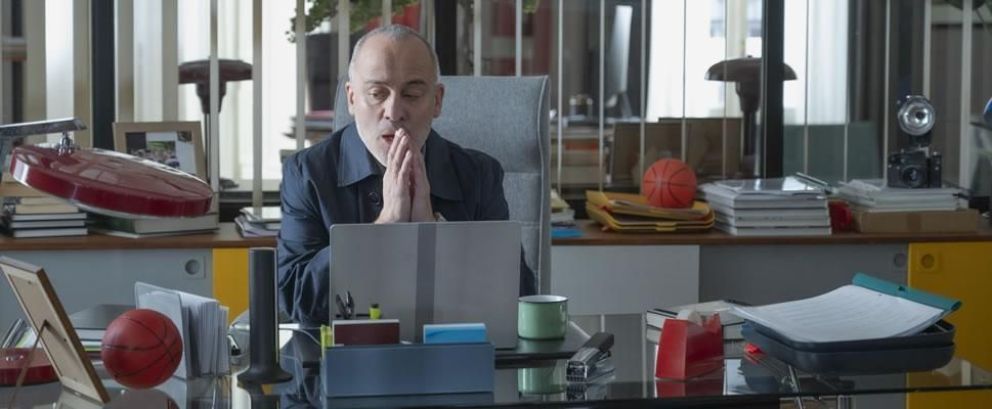 Crítica de "La agencia": una adaptación que reproduce el molde de la versión original