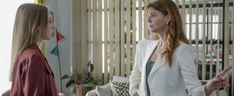 Crítica de "La agencia": una adaptación que reproduce el molde de la versión original