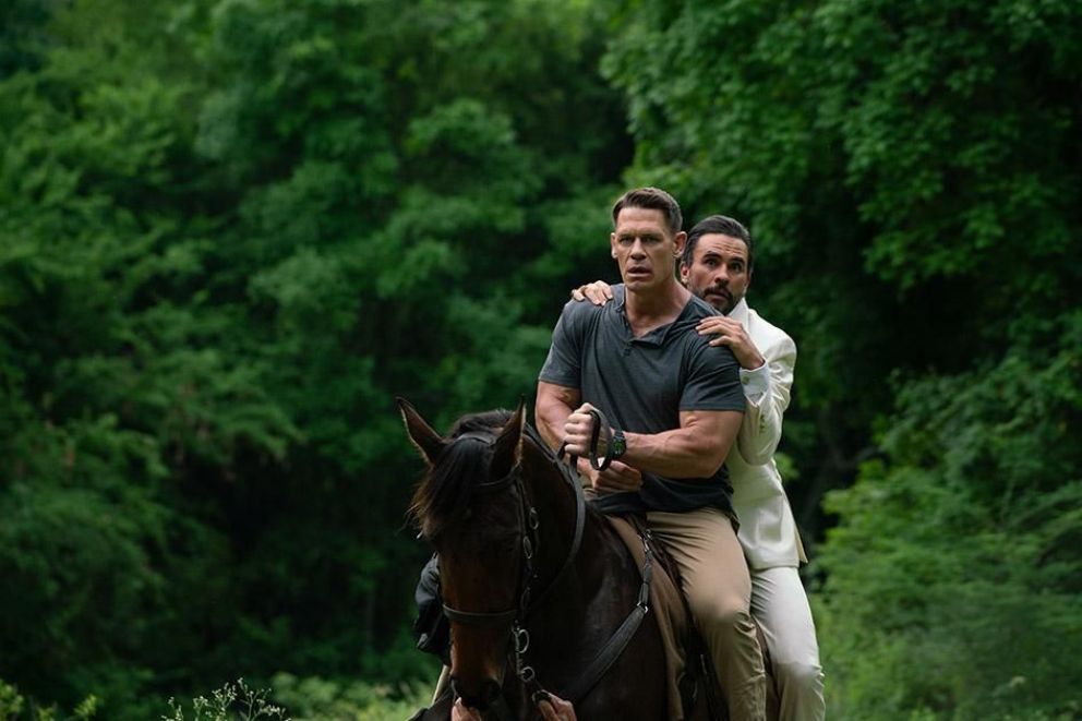 Crítica de "Héroe por encargo": cómo derrocar dictaduras sin guion