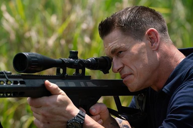 Crítica de "Héroe por encargo": cómo derrocar dictaduras sin guion