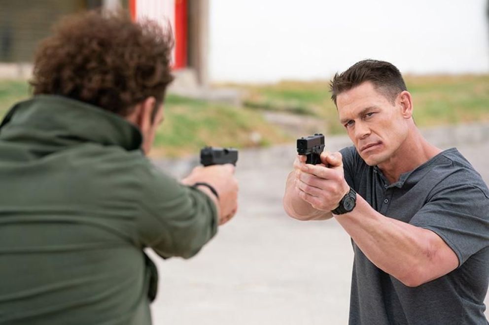 Crítica de "Héroe por encargo": cómo derrocar dictaduras sin guion