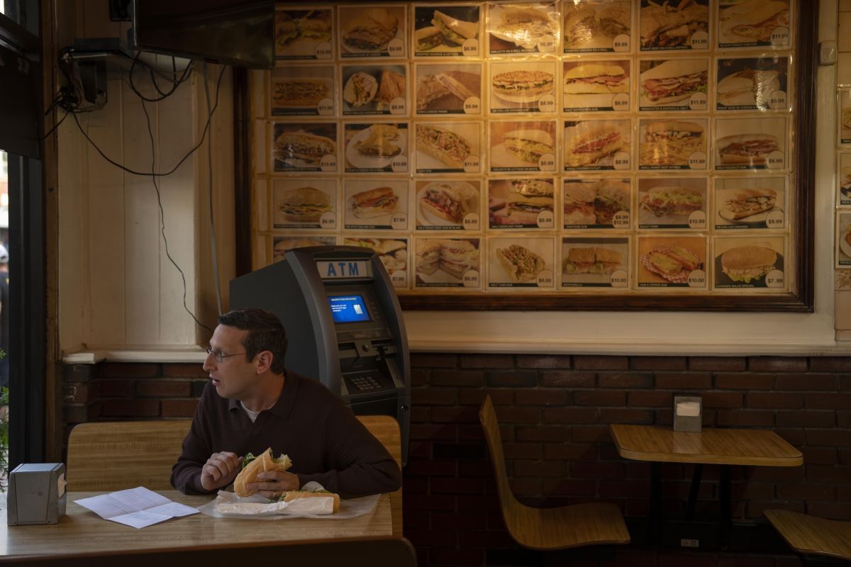 Crítica de “La silla”: Tim Robinson y un error que se convierte en un thriller psicológico