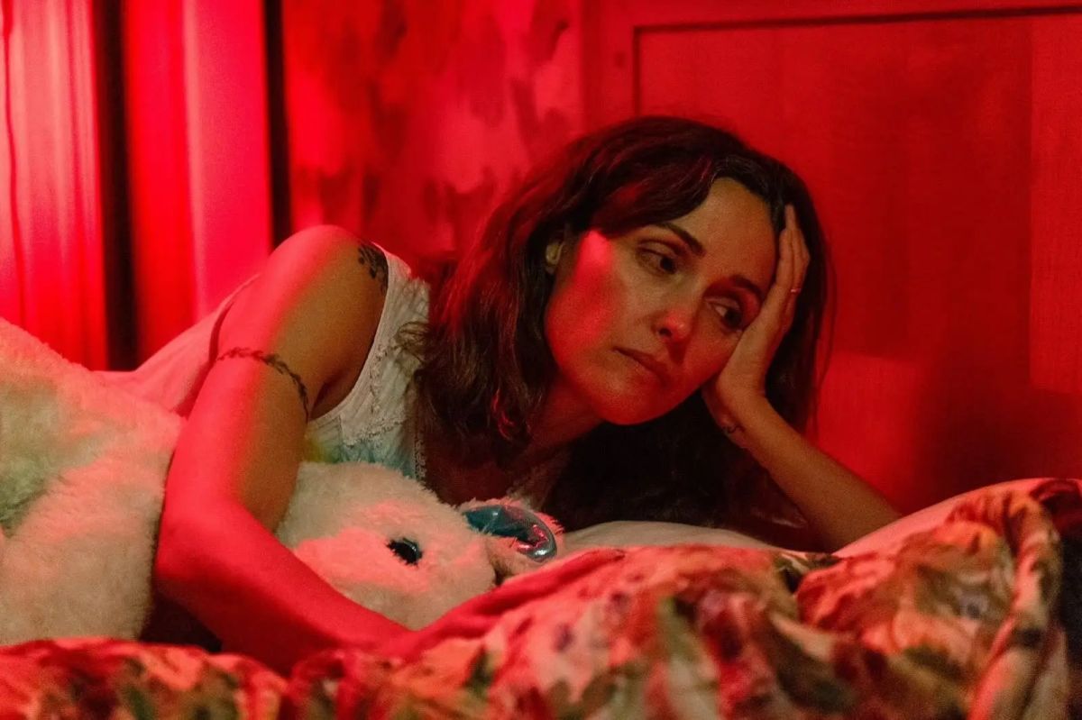 Crítica de "Si tuviera piernas te patearía": Rose Byrne y una tragedia surreal de A24