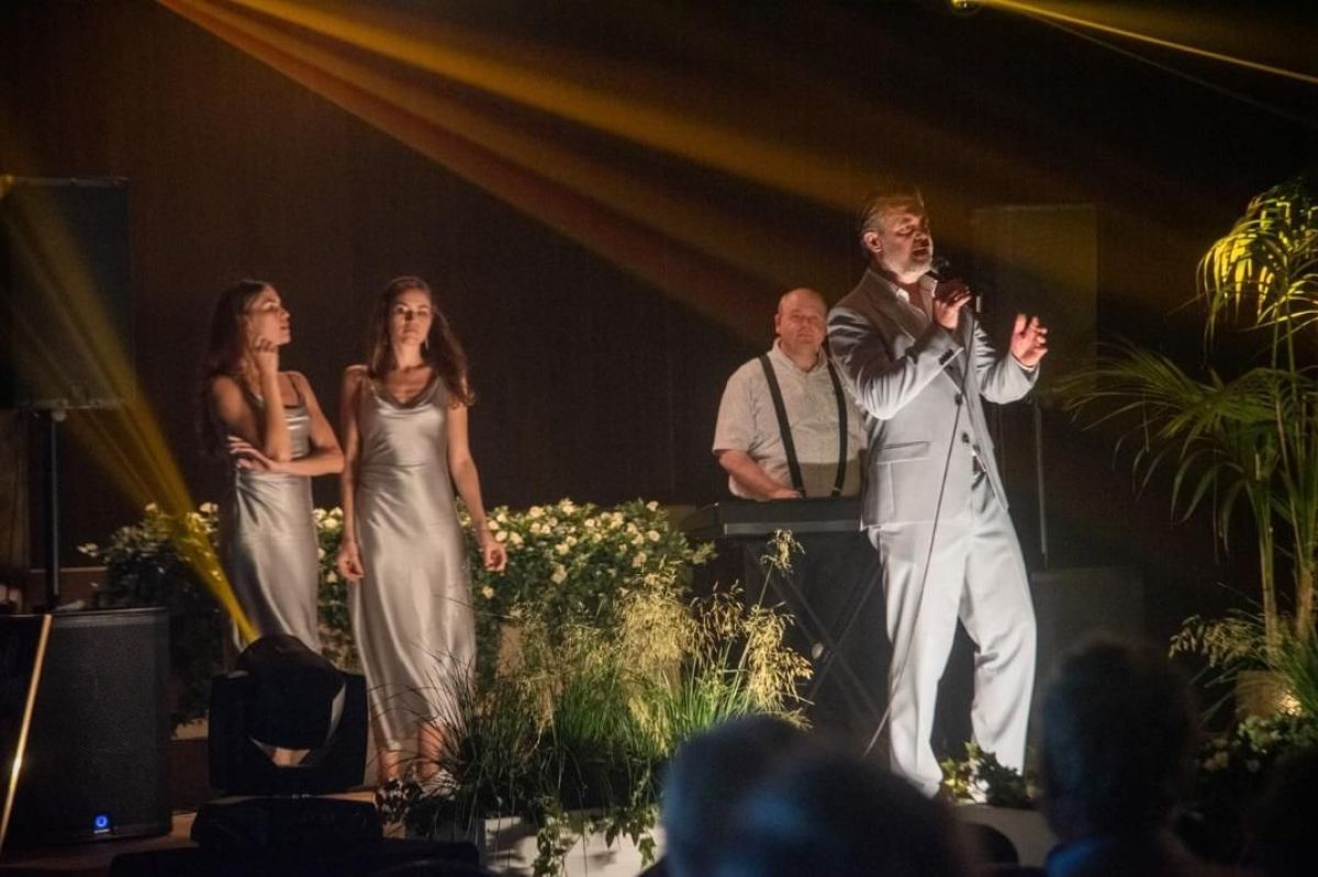 Crítica de "Corazones jóvenes": una historia mínima para un momento decisivo