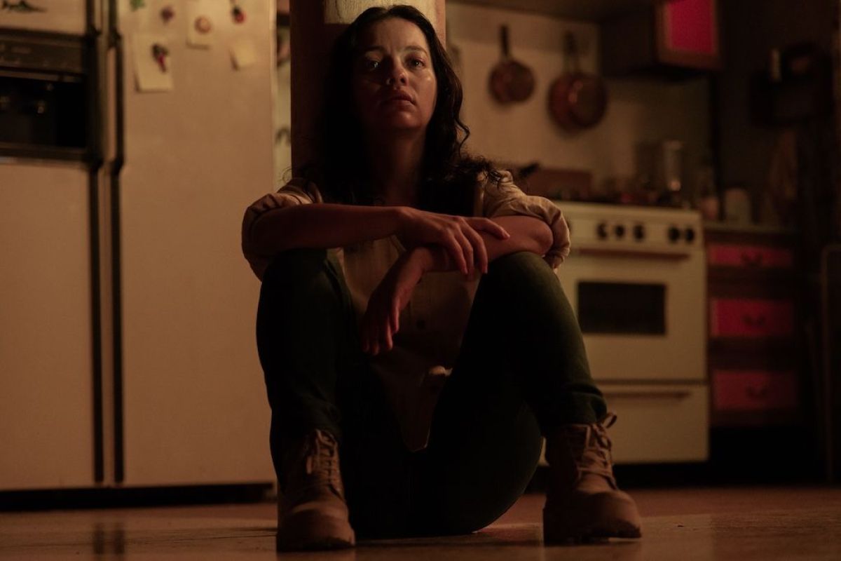 Crítica de "Aún es de noche en Caracas": violencia, memoria y mirada única