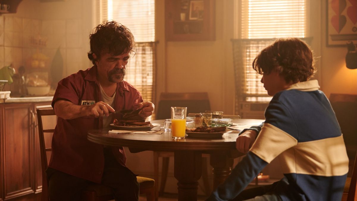 Crítica de “El vengador tóxico”: Peter Dinklage y Kevin Bacon reviven el clásico deforme de los 80