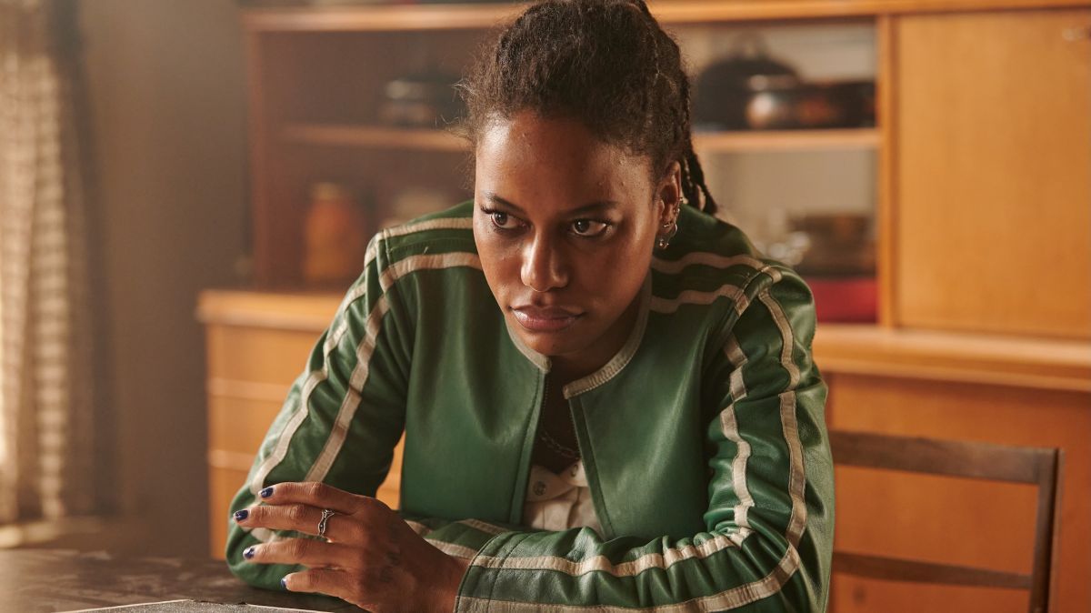 Crítica de “El vengador tóxico”: Peter Dinklage y Kevin Bacon reviven el clásico deforme de los 80