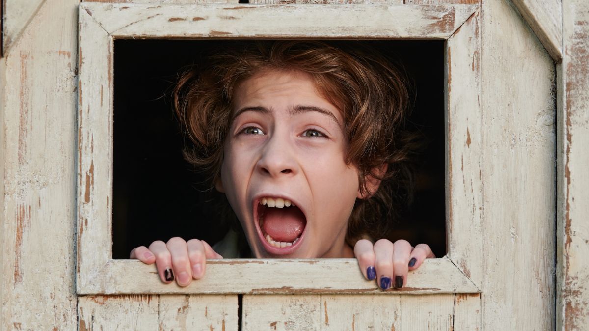 Crítica de “El vengador tóxico”: Peter Dinklage y Kevin Bacon reviven el clásico deforme de los 80